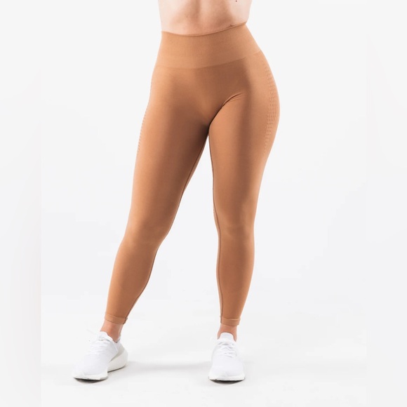 Amplify Contour Leggings - Picture 2 of 5